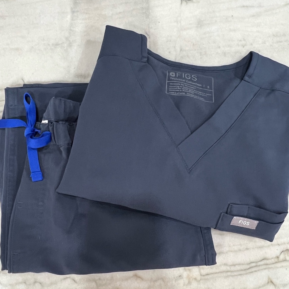 Men’s FIGS scrub set, sz S